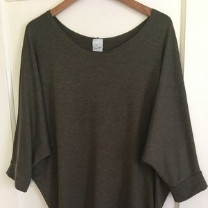 Green scoop neck shirt, half-length dolman sleeves
